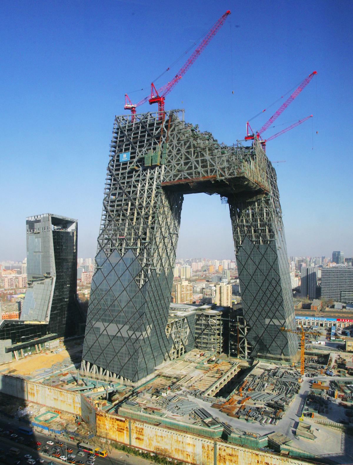 Huvudkontoret för China Central Television (CCTV) är ett av många spektakulära byggen i Peking. Det ska vara klart till OS-invigningen.