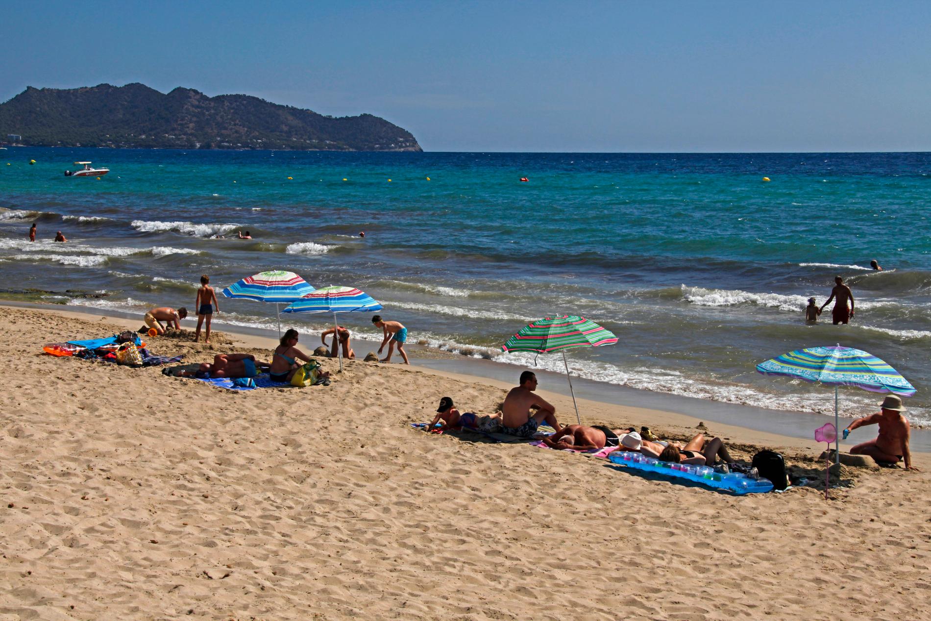 Mallorca är en av de populäraste sol-och-bad-destinationerna. Bild från Cala Millor på den spanska ön.