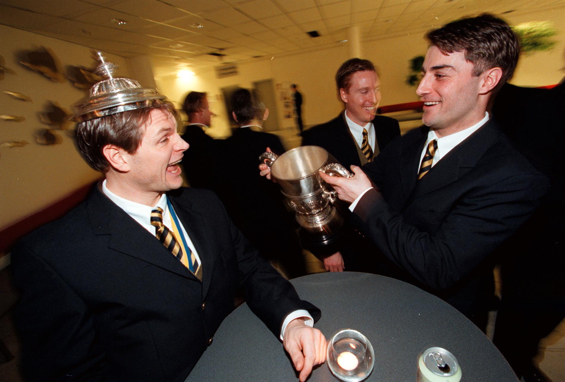 Fosshaug och Stefan ”Lillis” Jonsson firar VM-guldet 1997.