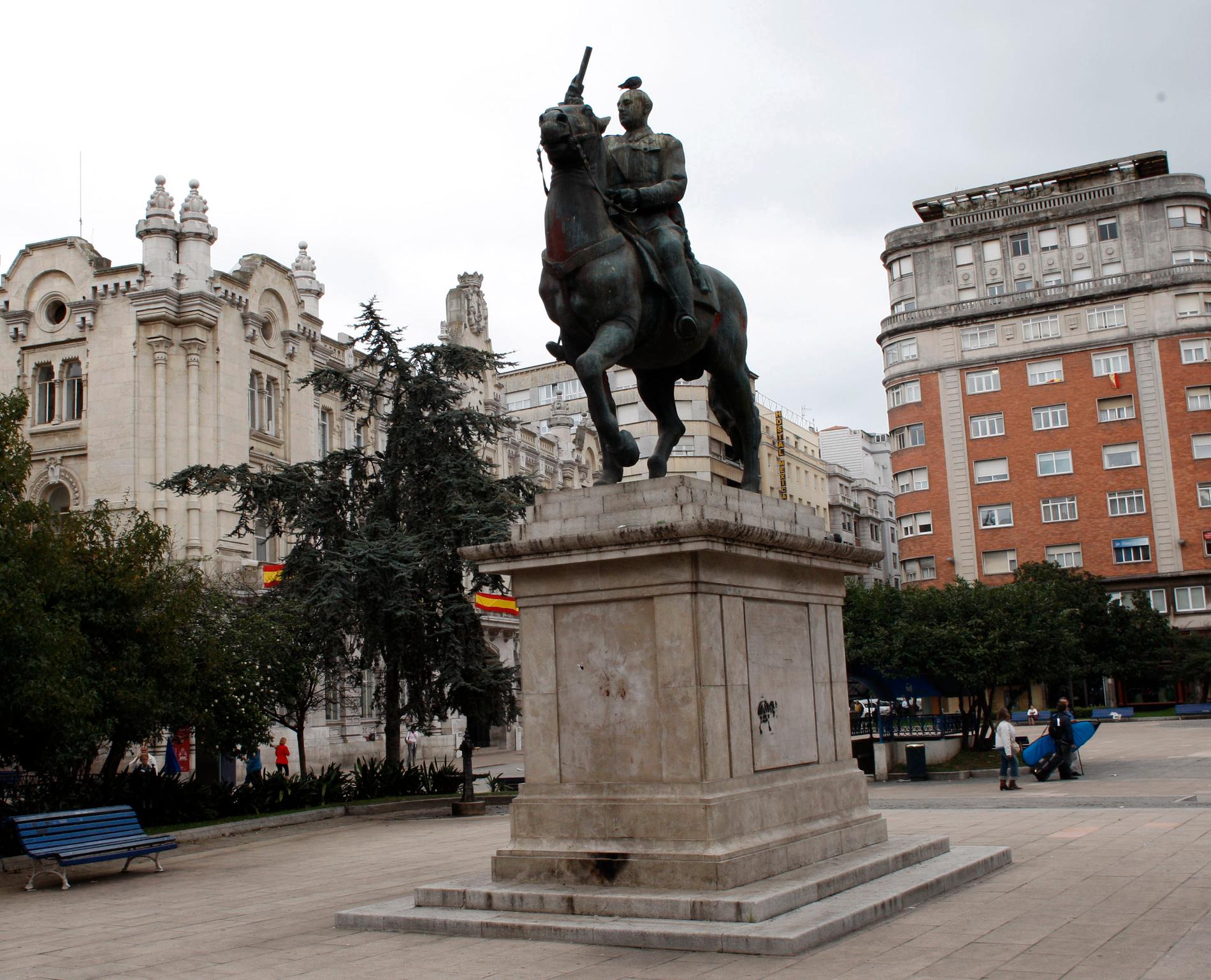 Spaniens regering beslutade 2007 att statyer, plaketter och andra symboler som påminner om Francos styre skulle avlägsnas från offentliga byggnader. Sedan dess har statyer som den på bilden, tagen i staden Santander 2007, plockats ner. Arkivbild.