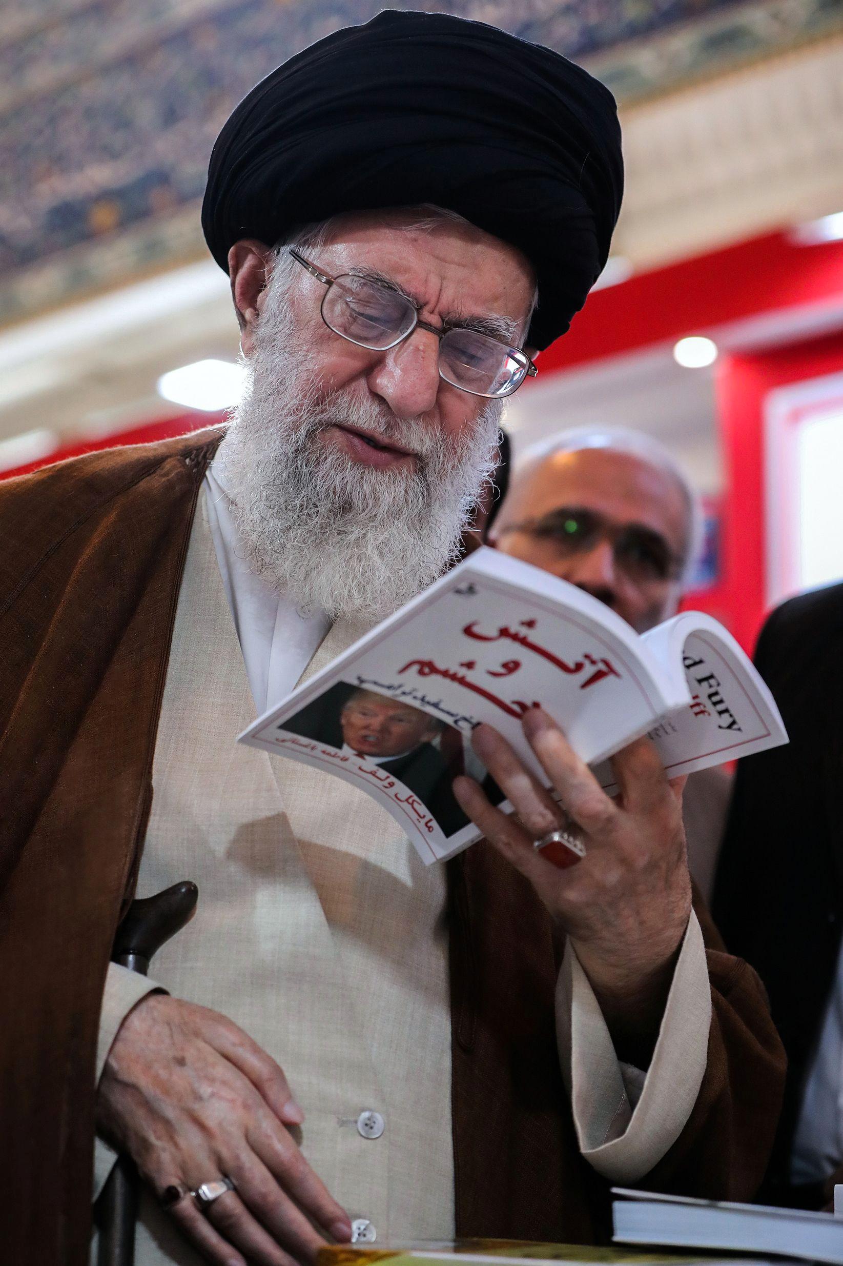 Ayatollah Ali Khamenei läser Michael Wolffs bok ”Fire and Fury” på bokmässan i Teheran. 