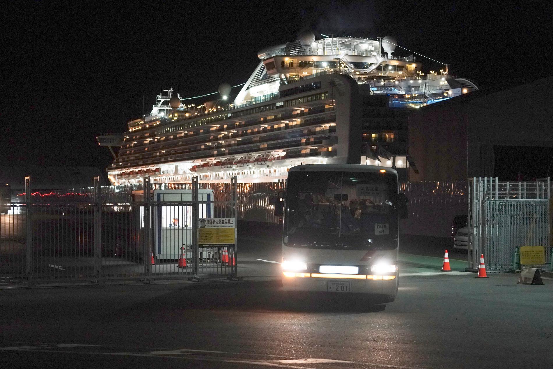 Australiska passagerare lämnar fartyget i bussar i hamnen i Yokohama. Arkivbild.