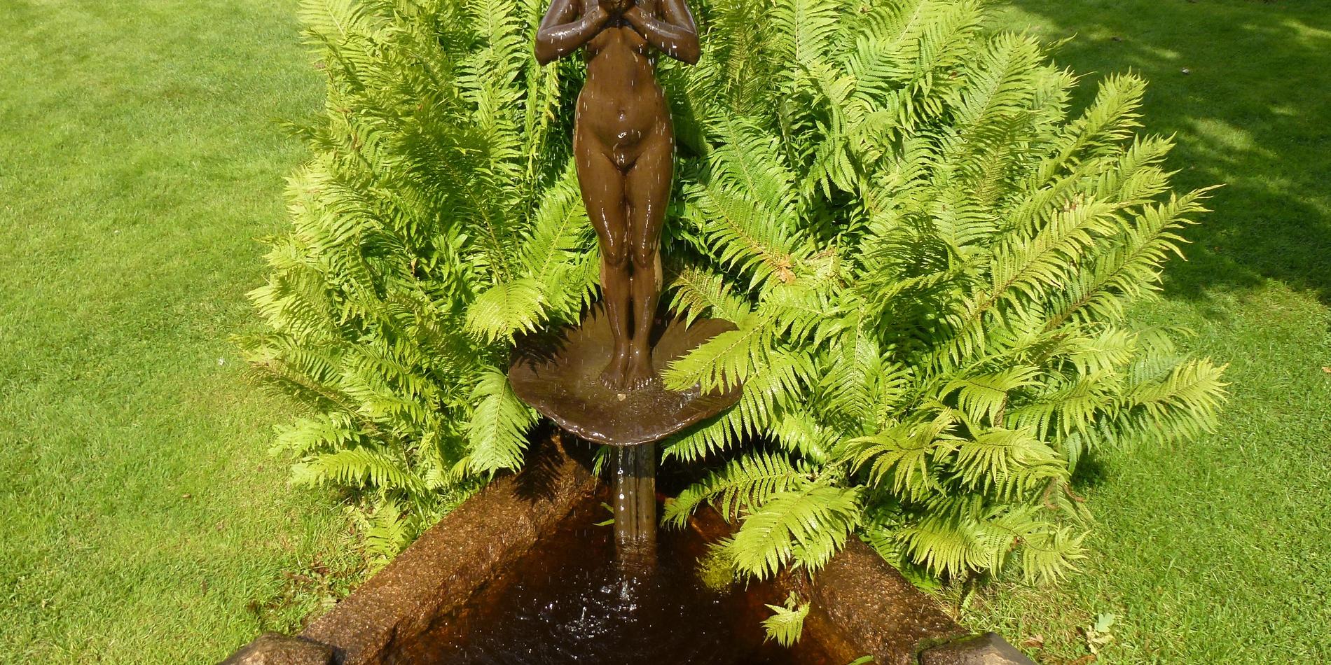 En annan avgjutning av skulpturen ”Morgonbad”, denna i Zorngårdens park i Mora.