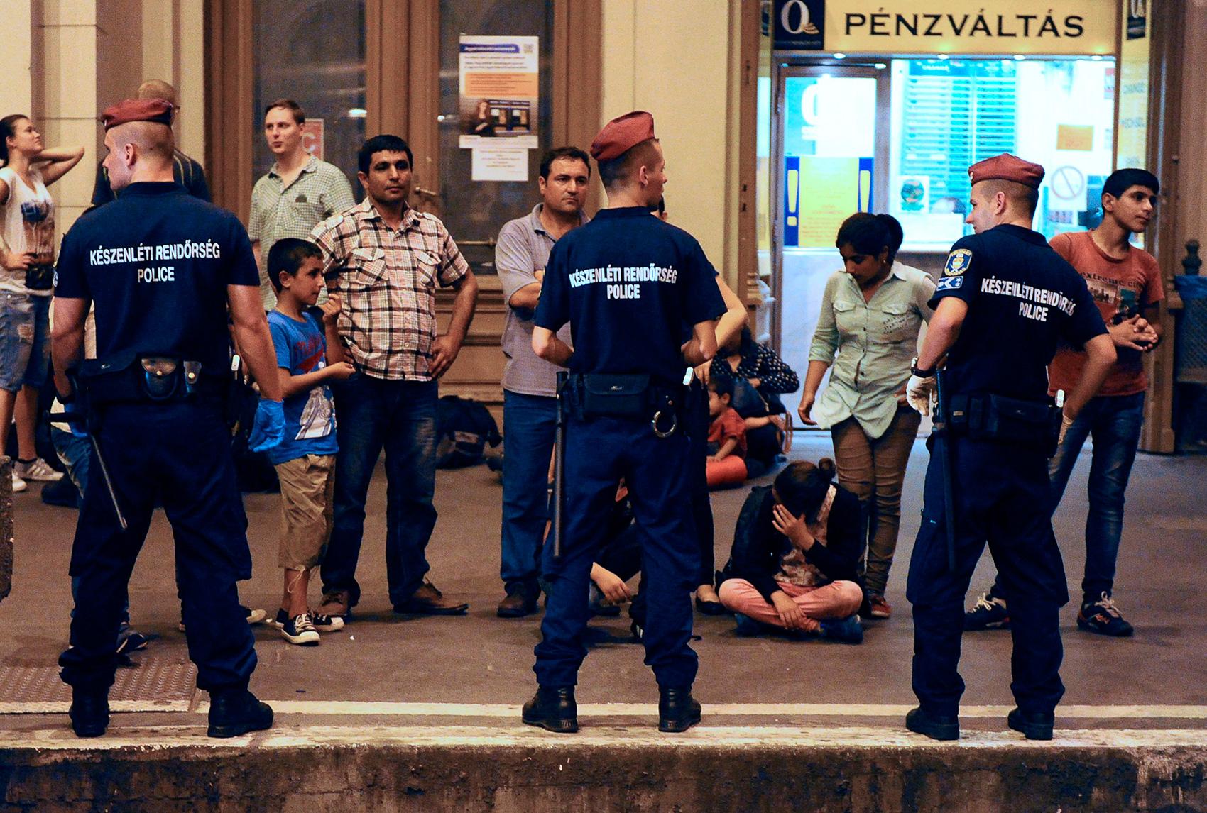 Ungerska myndigheter har beslutat att inga tåg får lämna stationen i Budapest.