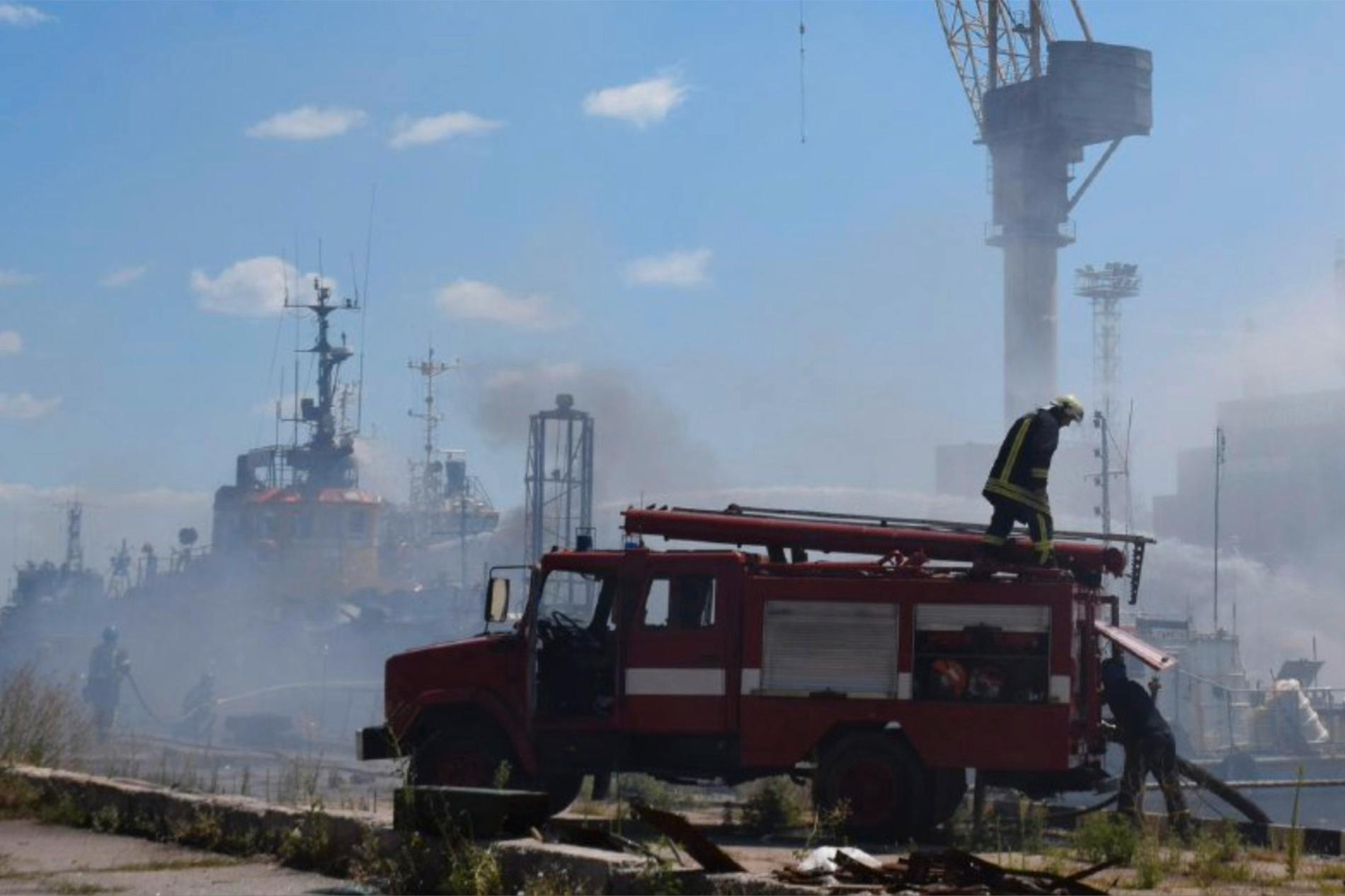 Räddningstjänst i Odessa från den tidigare attacken i hamnen. 