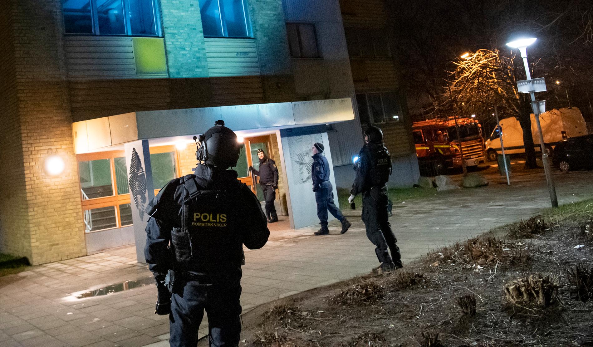 Polisens bombtekniker på plats efter en detonation i ett trapphus i Rosengård i Malmö tidigt på söndagsmorgonen.