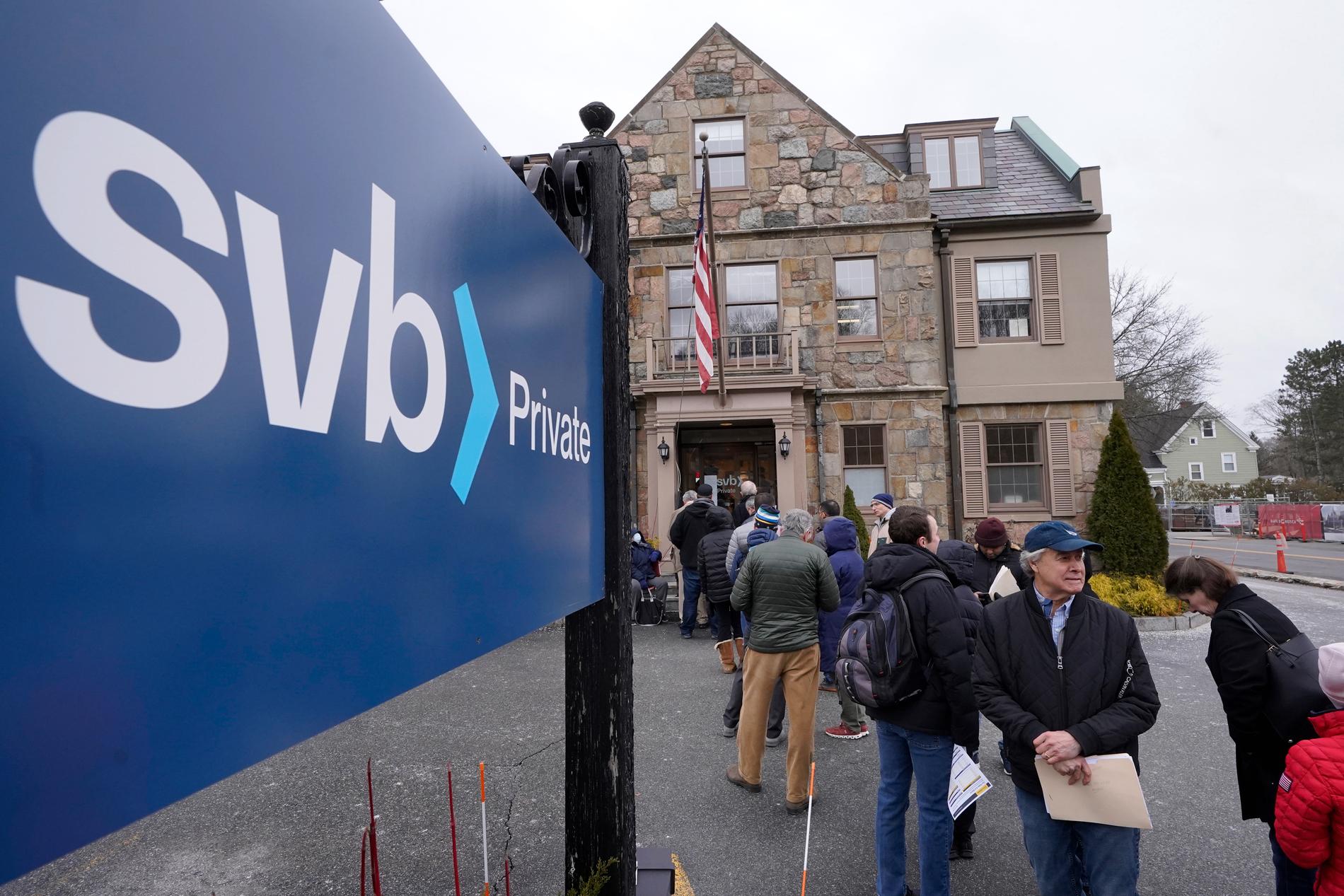 Oroliga kunder köar utanför Silicon Valley Banks kontor i Wellesley, Massachusetts, under måndagen.