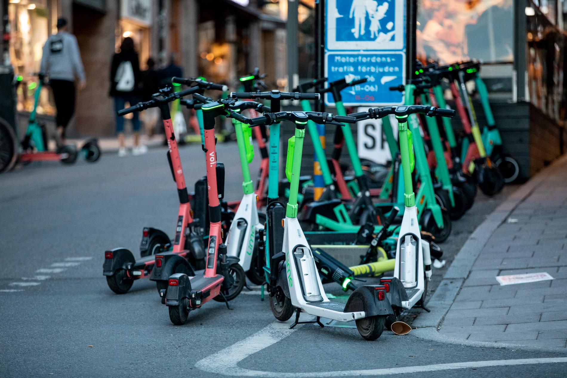 Elsparkcyklar uppställda på Götgatan i Stockholm.