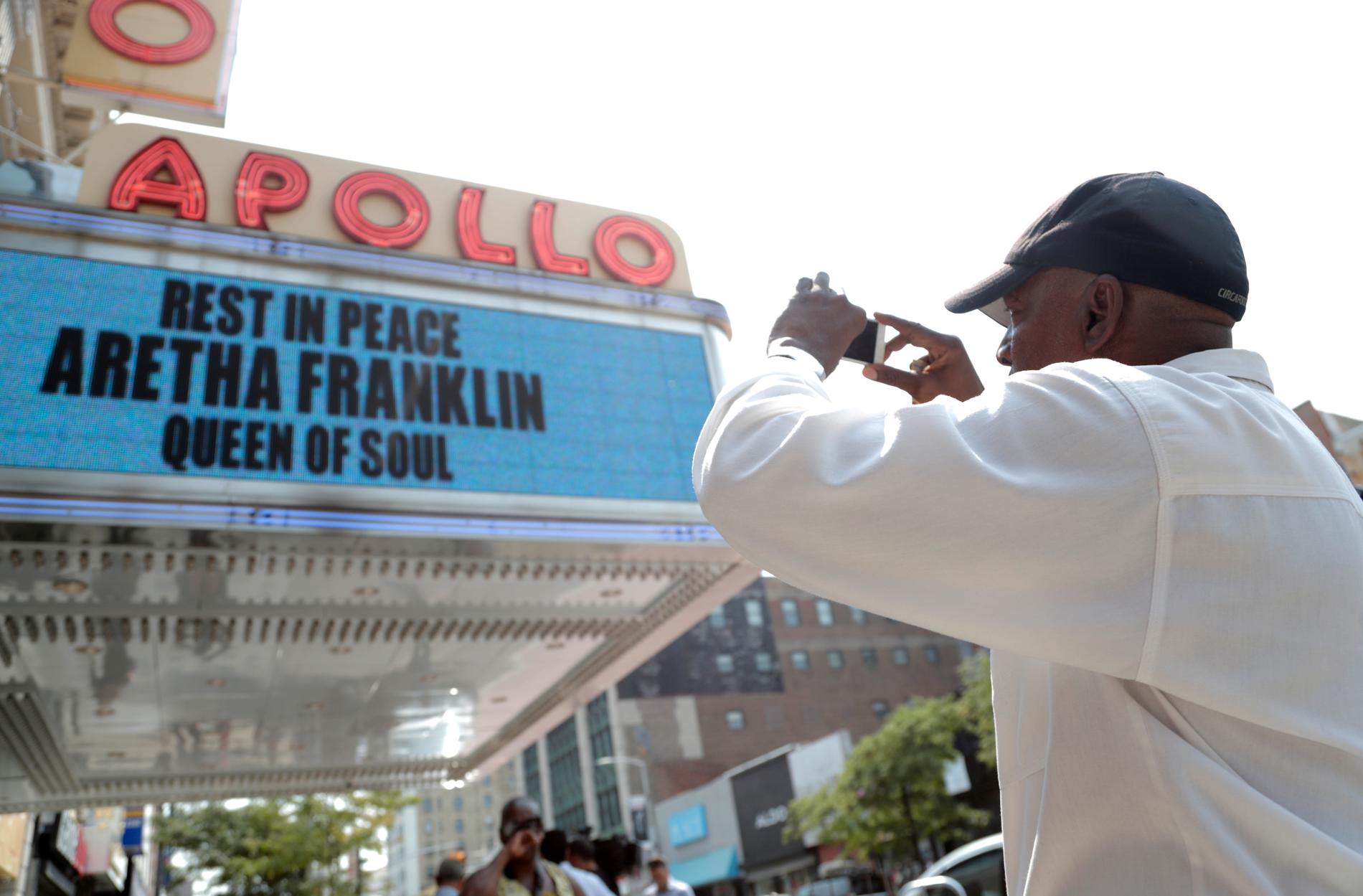 Apollo Theater i New York var snabbt uppe med en hyllningsskylt till Aretha Franklin.