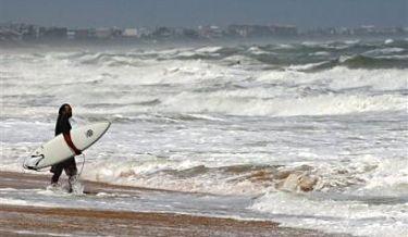 En man i St. Augustine i Florida passar på att surfa en sista gång innan orkanen Frances når kusten.