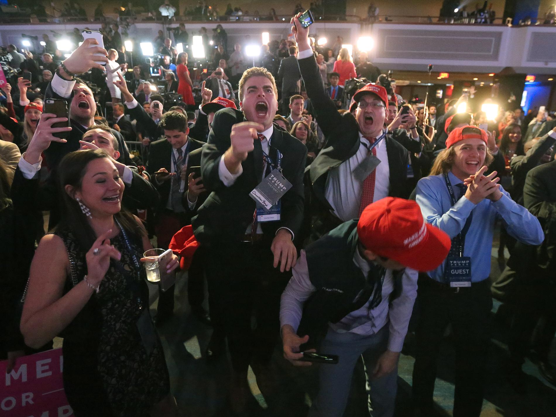 SEGERVRÅL Jublet visste inga gränser bland fansen på Donald Trumps valvaka när resultaten började gå republikanernas väg.