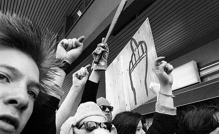 Demonstration mot polisvåld utanför Norrmalms polisstation, 1987. Ur boken ”Vårt 80-tal”.