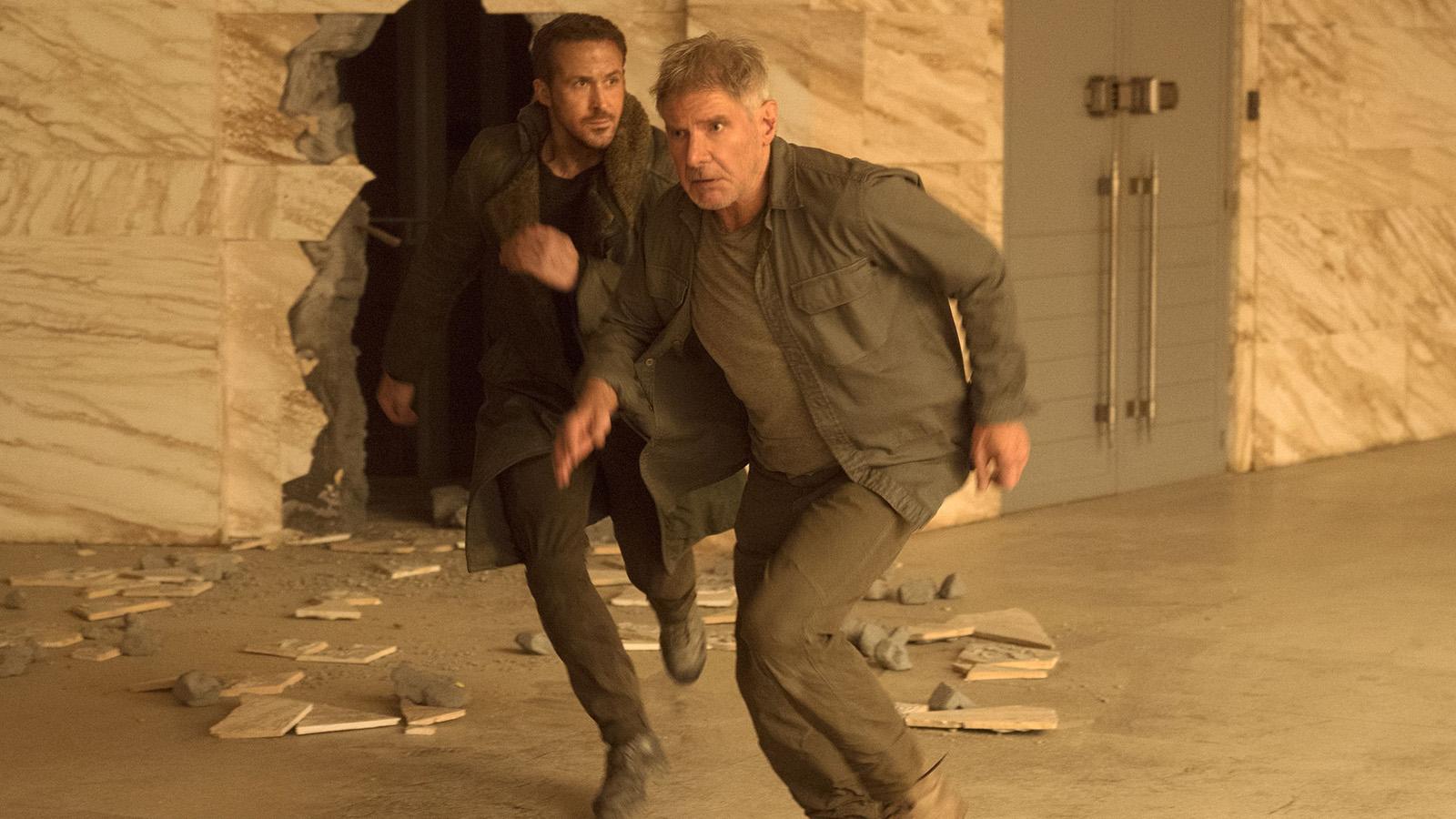 yan Gosling och Harrison Ford på språng i ”Blade runner 2049”.