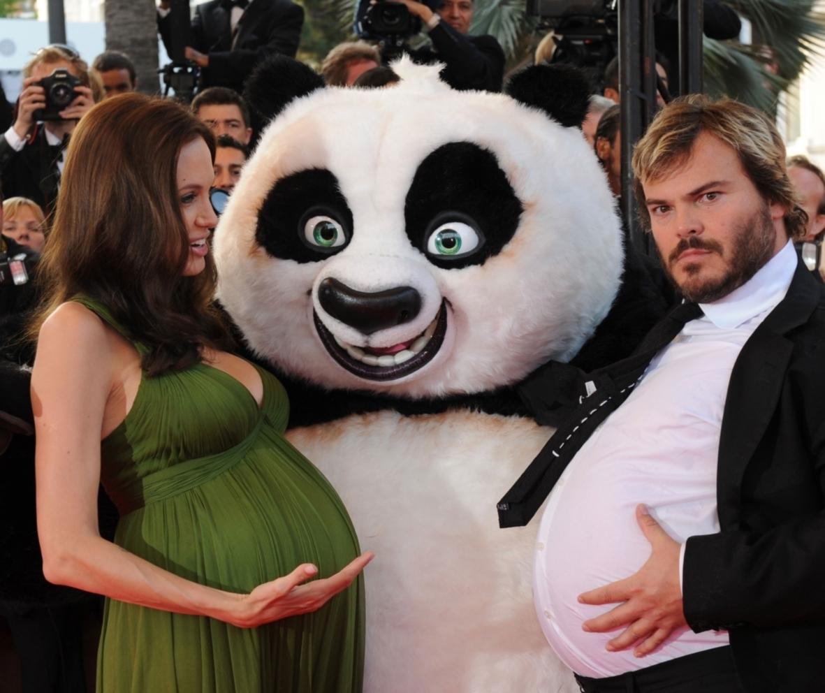 Angelina Jolie visar upp sin mage med tvillingar. Och Jack Black, som också medverkar i ”Kung Fu Panda”, visar upp sin ...