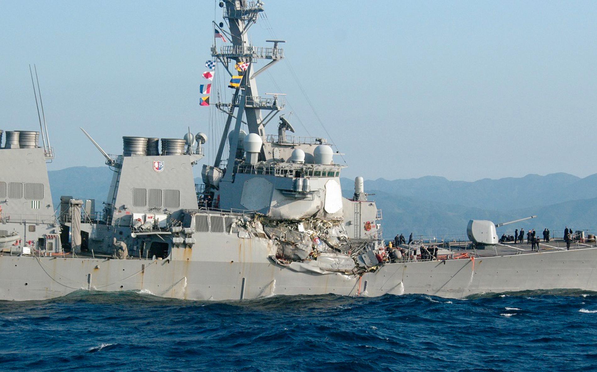 Amerikanska stridsskeppet USS Fitzgerald krockade med ett filippinskt handelsfartyg.