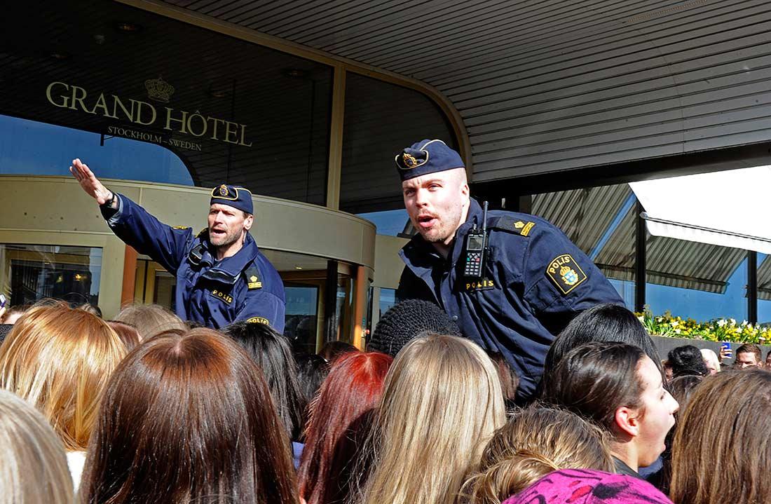 Martin Melin med kollega och Justin Biebers fans utanför lyxhotellet i Stockholm.