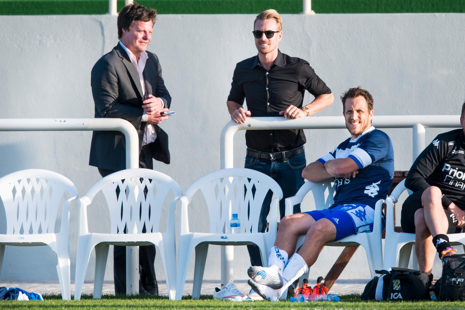 Stefan Schwarz, Christian "Chippen" Wilhelmsson och Tobias Hysén i samtal under fotbollsmatchen i Dubai International Cup mellan IFK Göteborg och Molde