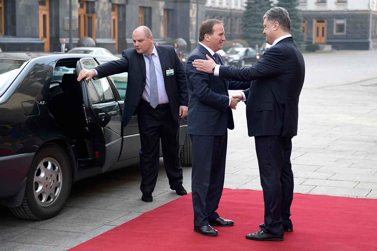 Löfven välkomnas av Ukrainas president Petro Porosjenko.