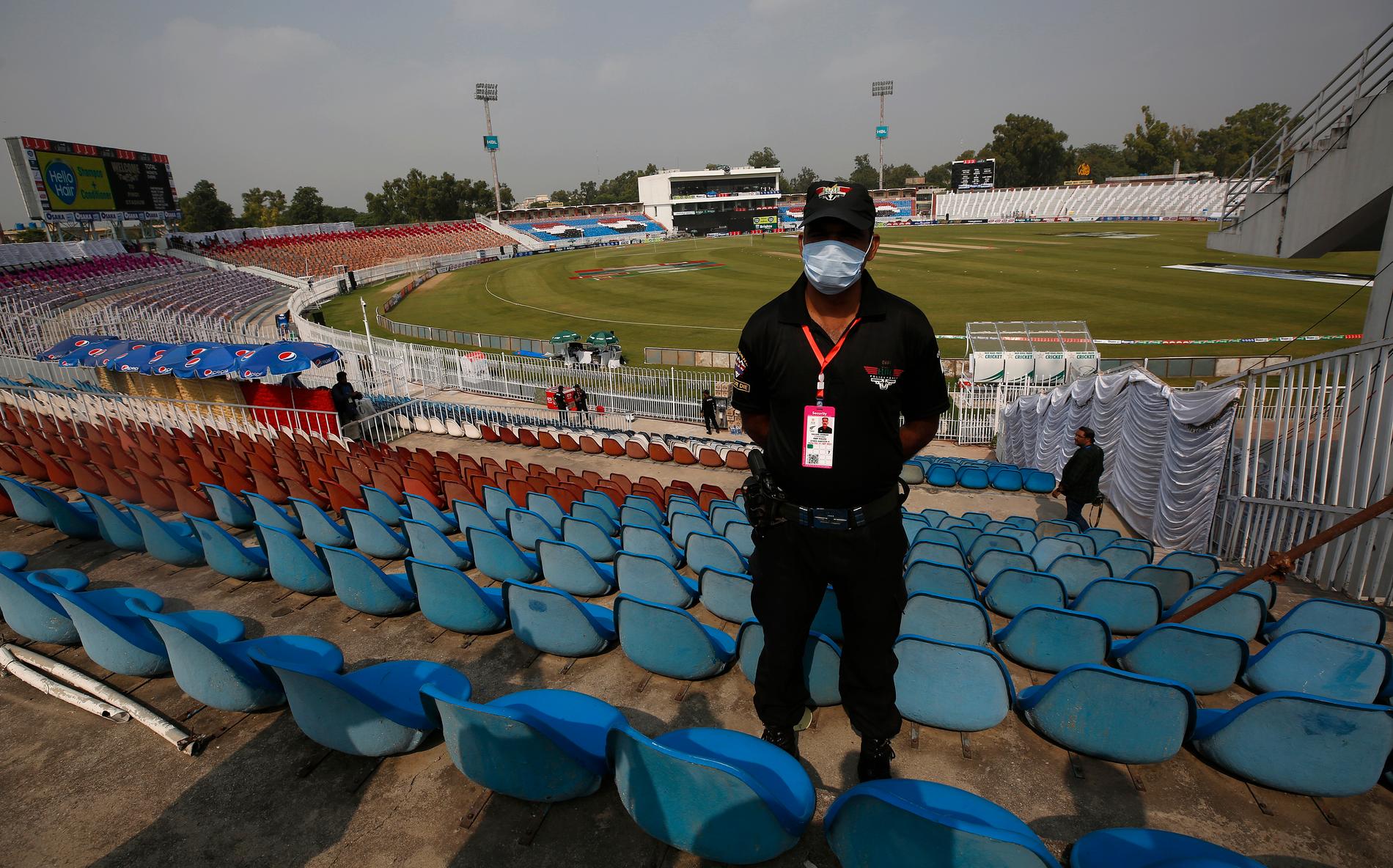 En pakistansk polis bevakar Pindi cricketstadion i Rawalpindi, Pakistan.