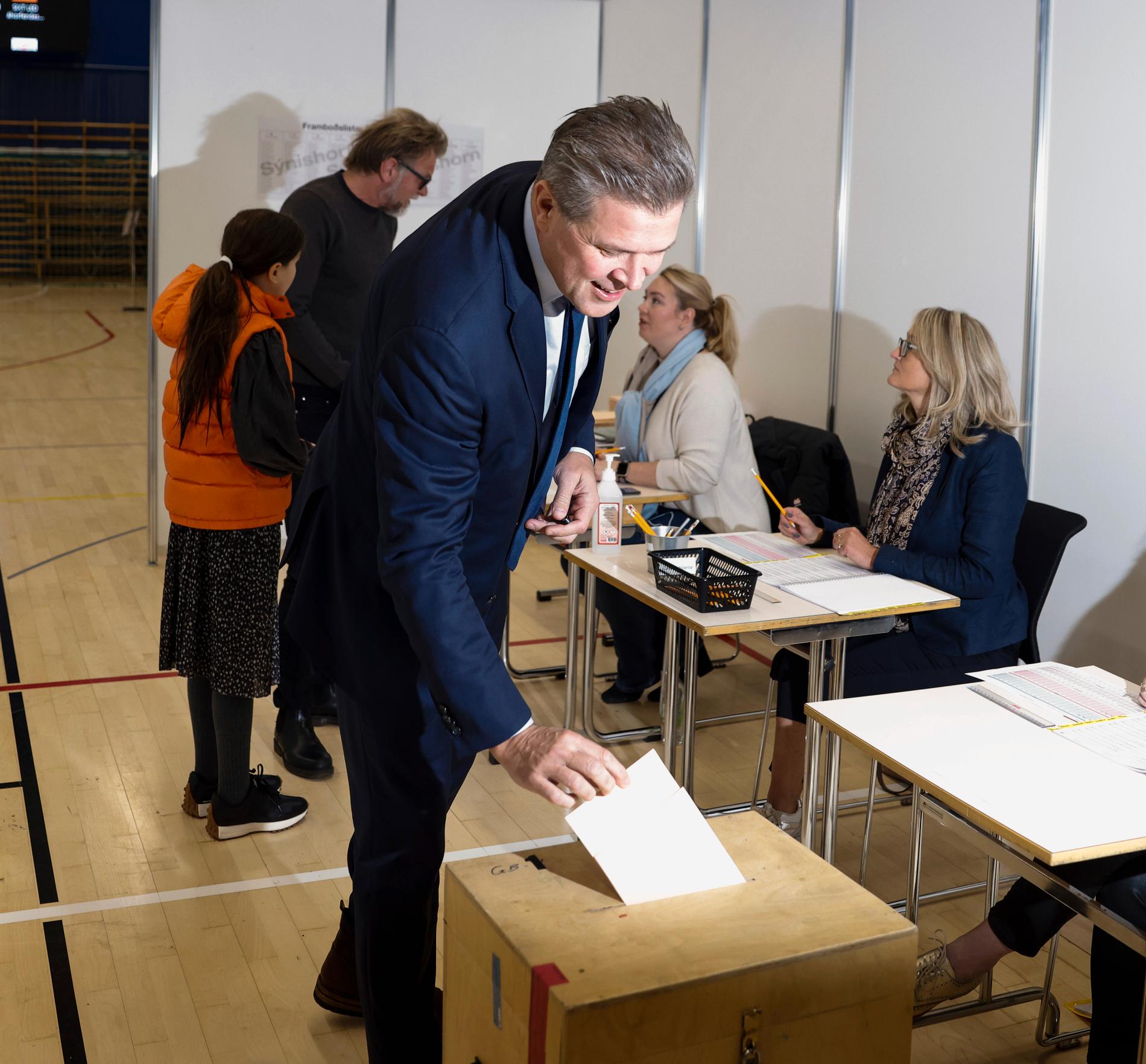 Bjarni Benediktsson röstar. Självständighetspartiet blir störst igen, men det är långt ifrån säkert att dess ledare blir statsminister.