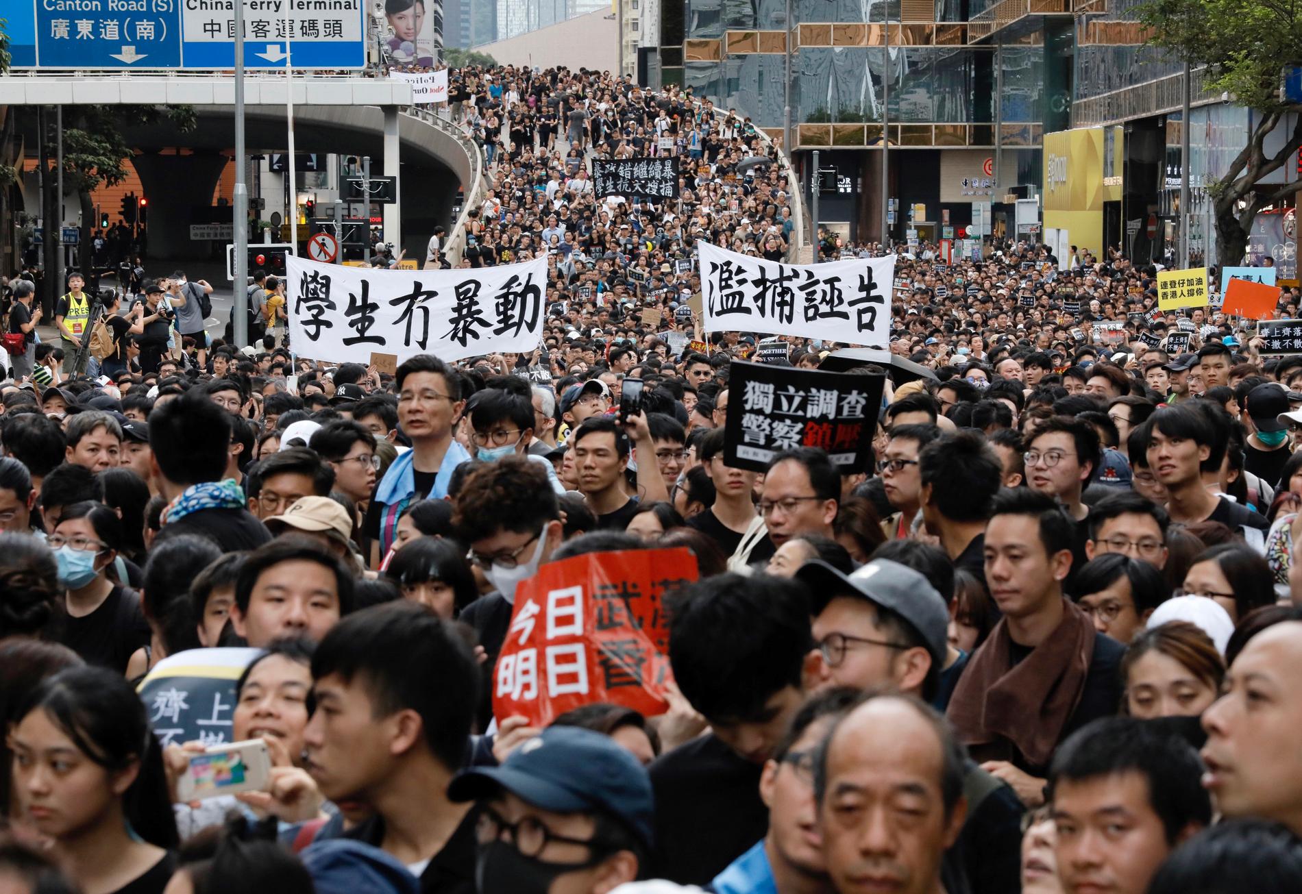 Demonstranter under marschen i Hongkong på söndagen.