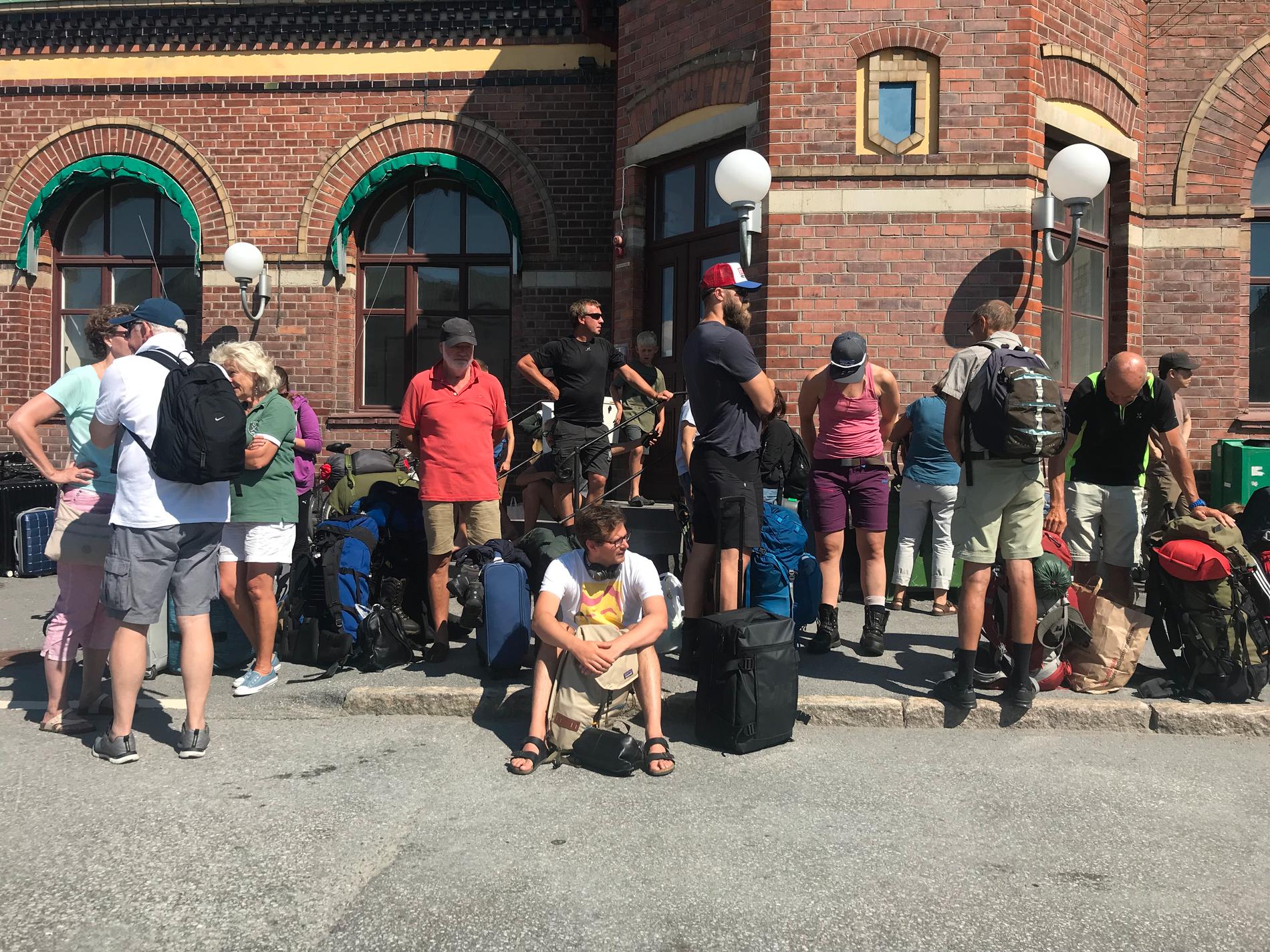 Hundratals resenärer fick vänta i den stekande solen framför stationshuset i Umeå.