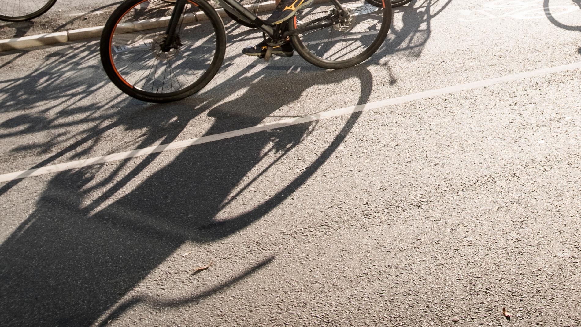 Två cyklister blev påkörda på en landsväg väster om Knivsta i Uppland. Arkivbild.