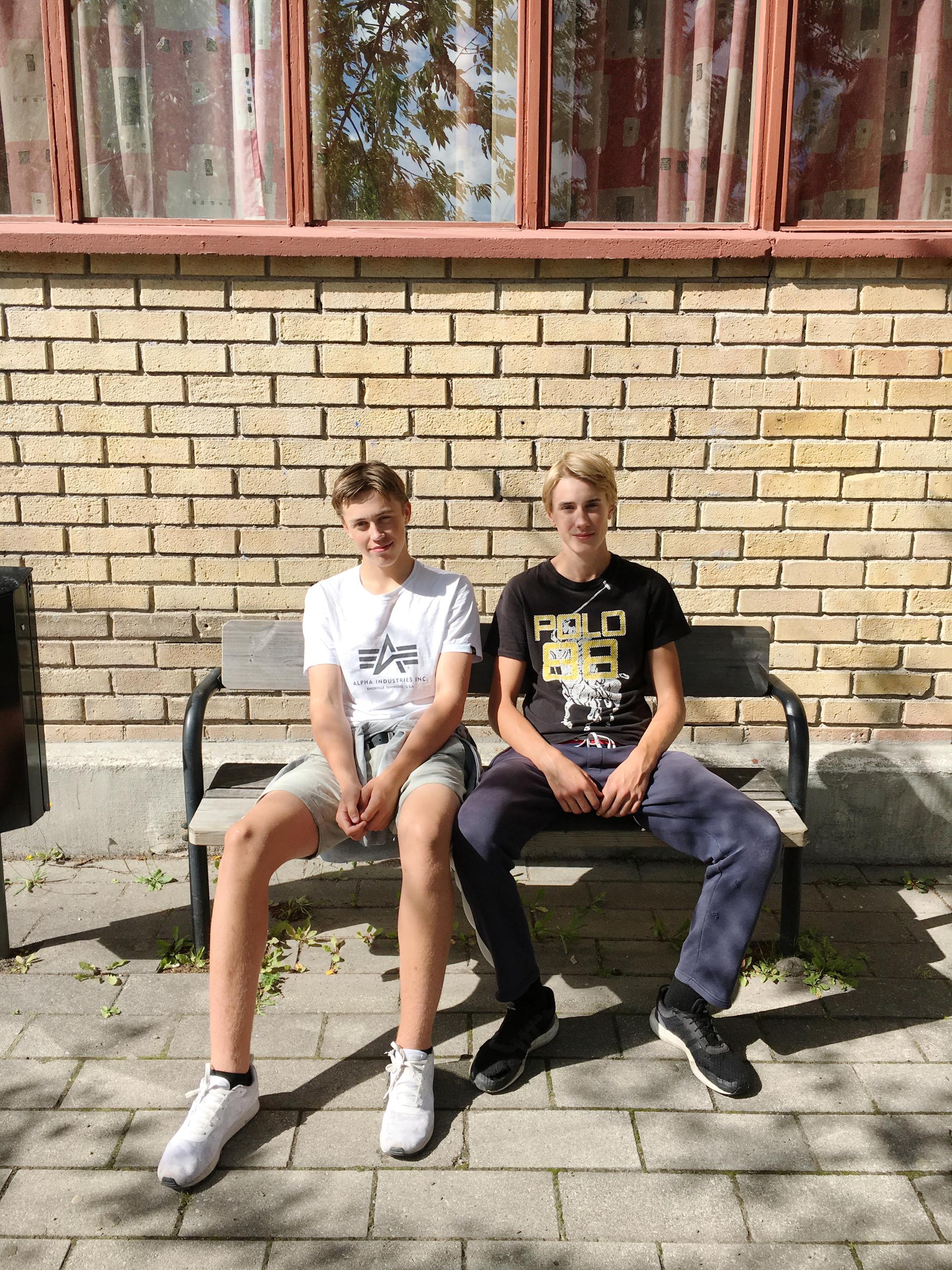 15-åriga pojkarna Tomas Rönning och Melvin Hogart efter sitt hjältedåd, där de tillsammans med Jennie Apelskog, 28, räddade ett äldre par undan branden.
