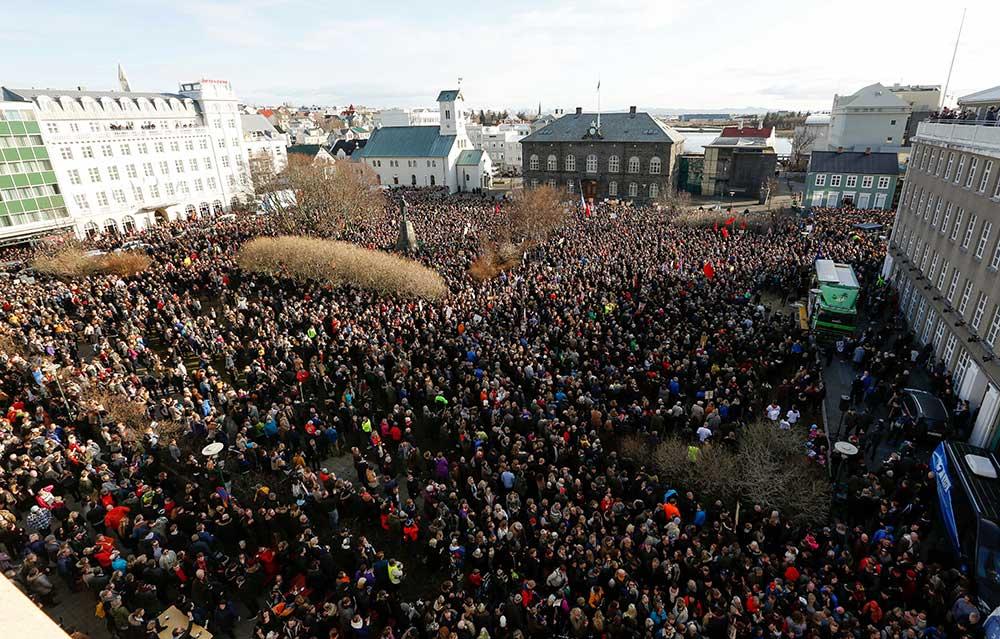 Stor folkmassa i Reykjavik på måndagen efter att det blev känt att statsministern hade pengar i skatteparadis.