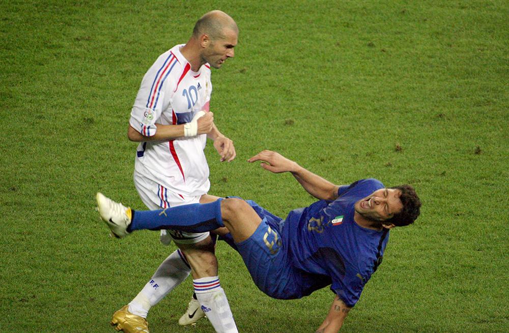 Klassiska scenerna från VM 2006 – när Zidane visas ut i finalen efter att ha skallat Materazzi i bröstet.
