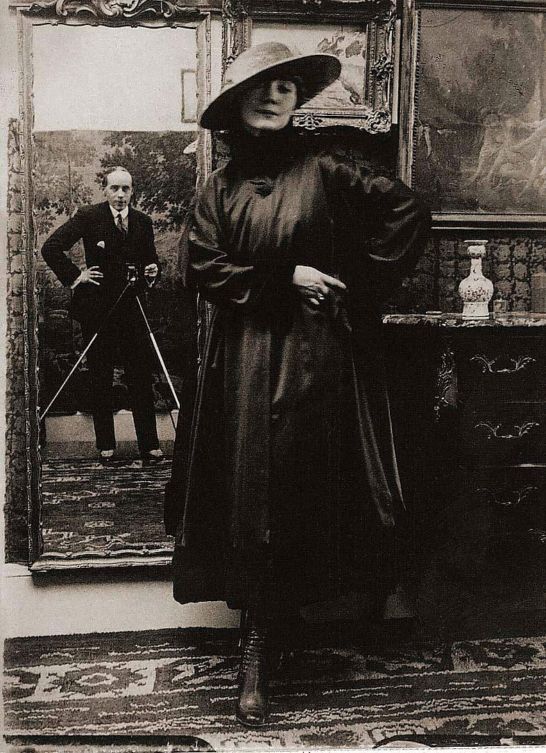 Einar fotograferar Gerda i ateljén, 1917.