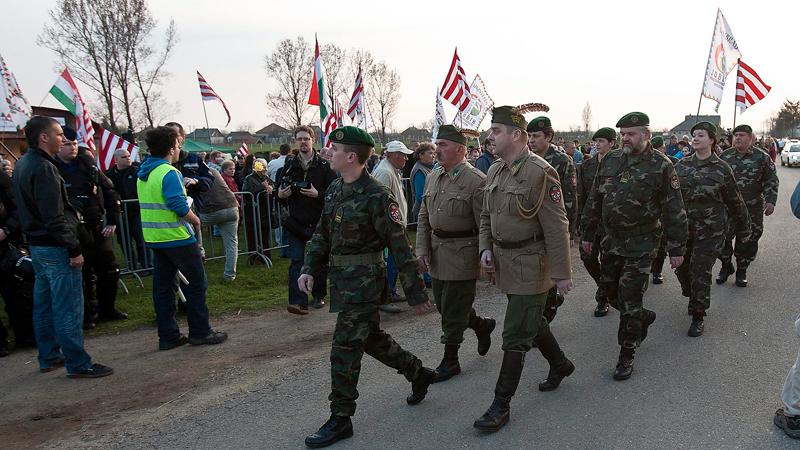 På marsch igen Jobbik är Ungerns tredje största parti. De använder symboler hämtade från Pilkorsrörelsen, de Ungerska nazister som deltog i förintelsen av bland andra judar och romer under andra världskriget.