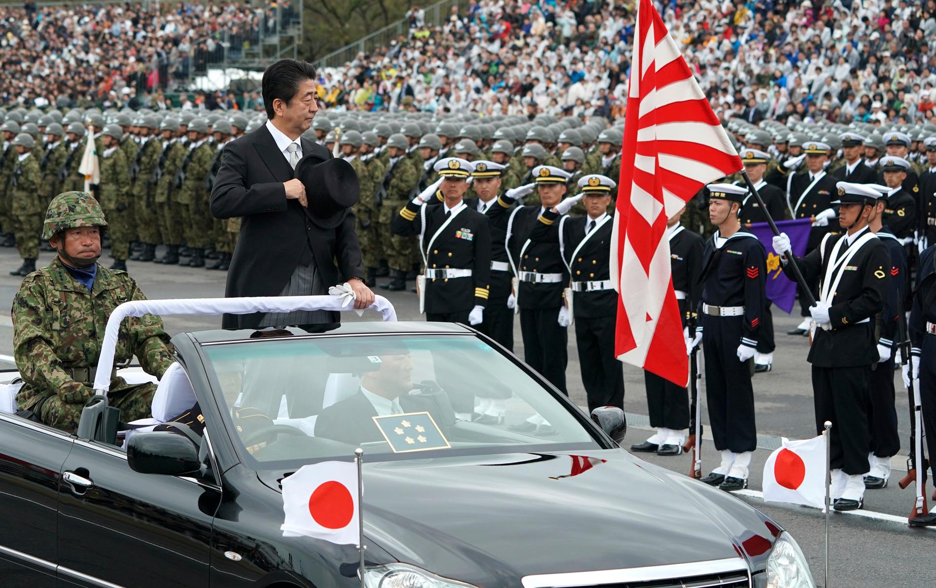 Japans premiärminister Shinzo Abe inspekterar under självförsvarsstyrkornas dag vid Asakabasen norr om Tokyo i oktober i år.