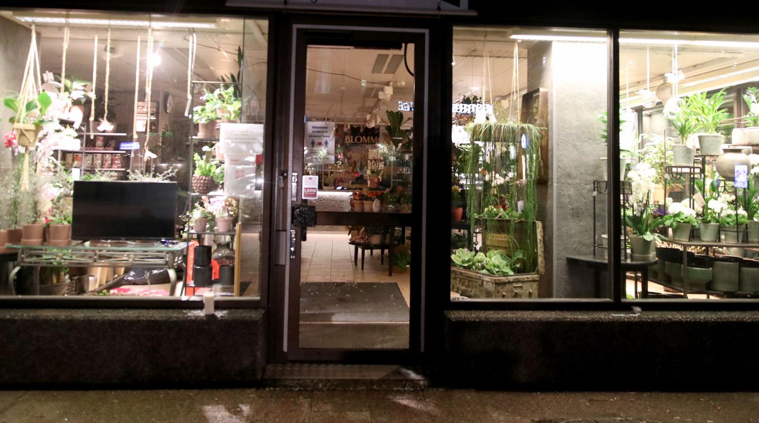 Blomsterhandeln på Storgatan i Vetlanda. På golvet inne i butiken syns stora fläckar av blod. 