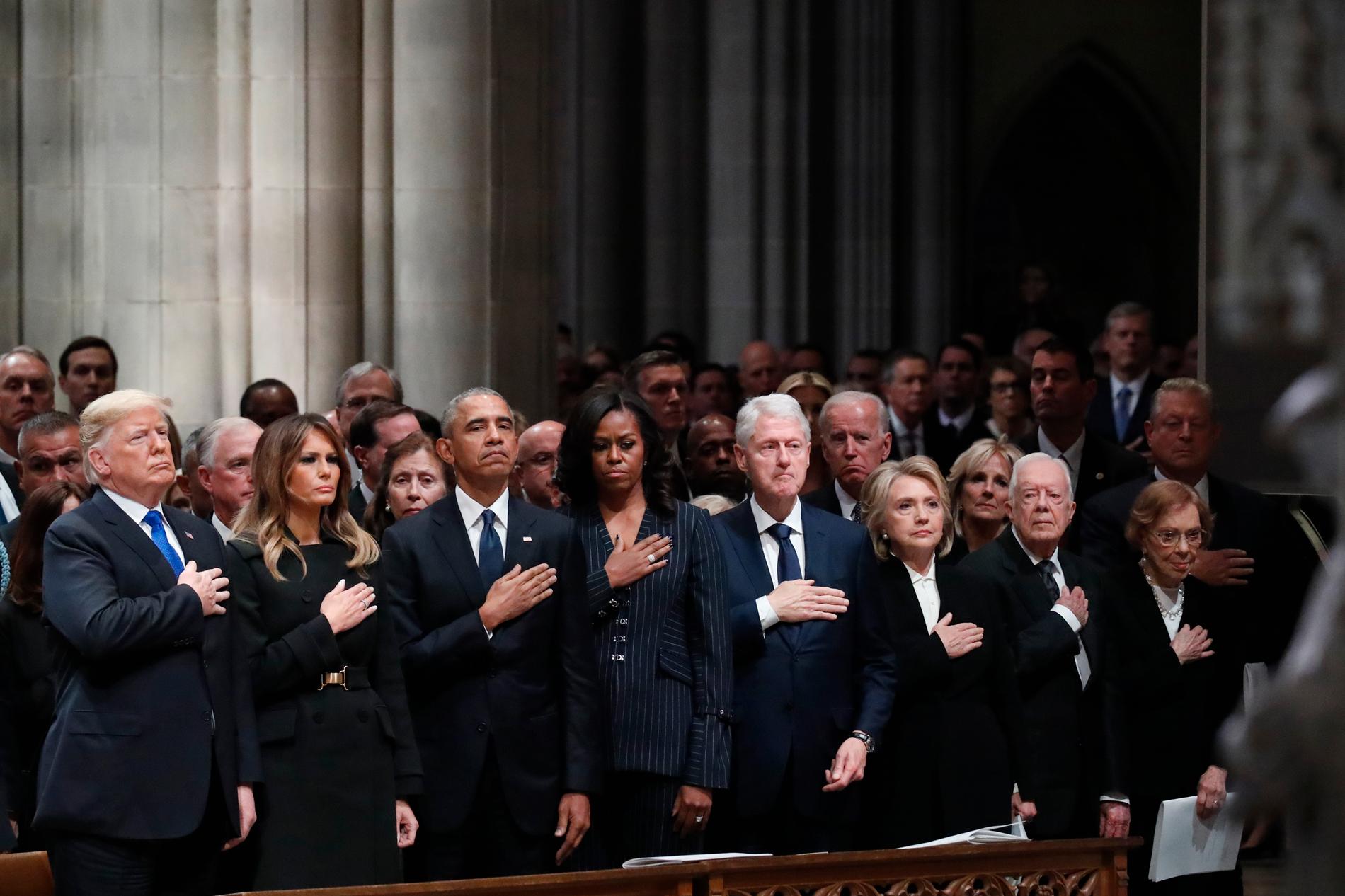 En företrädare och tre efterträdare. Fyra presidentpar på George H W Bushs begravningsceremoni i Washington: Donald och Melania Trump, Barack och Michelle Obama, Bill och Hillary Clinton samt Jimmy och Rosalynn Carter.
