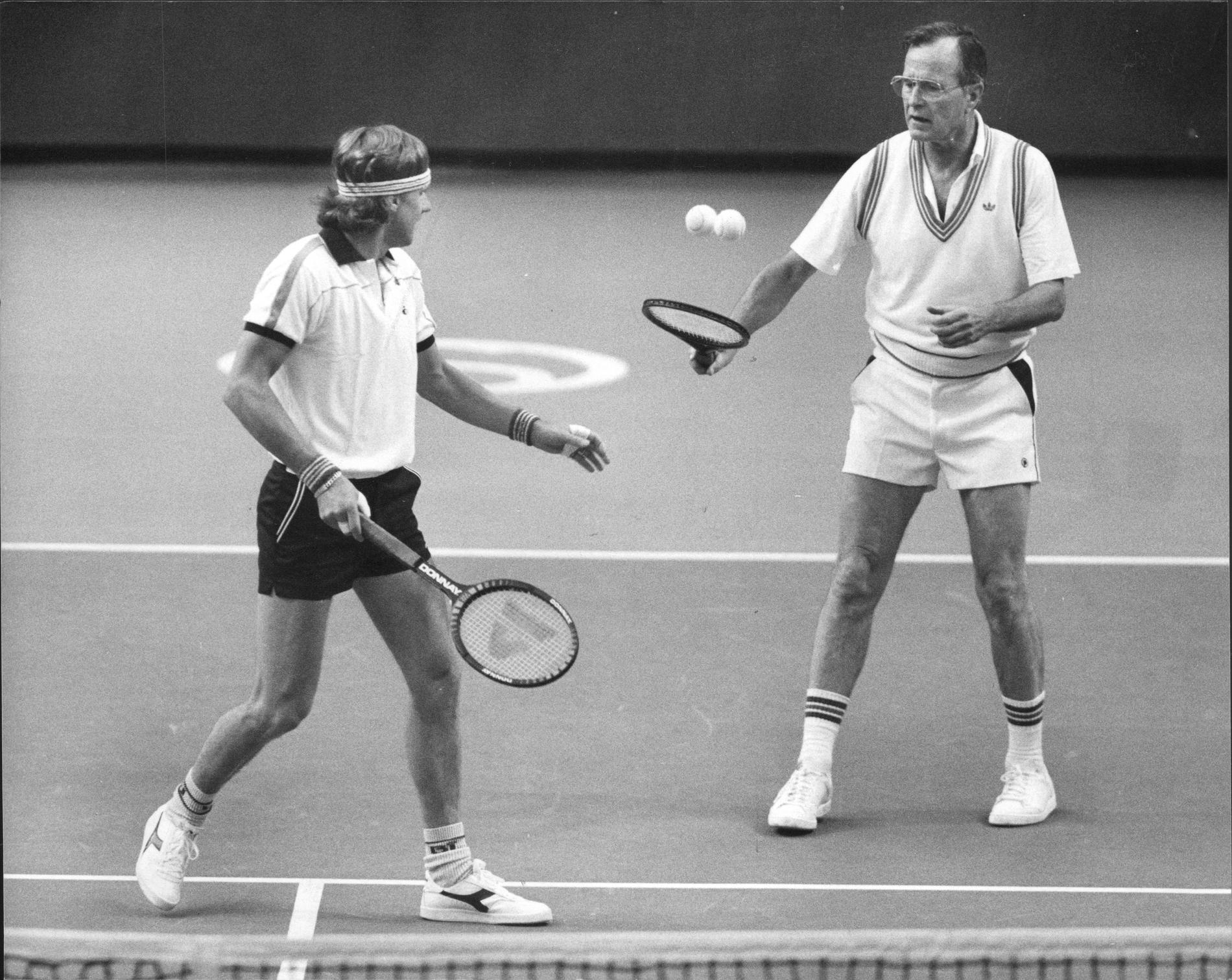 Björn Borg spelar tennis med USA:s president George Bush.