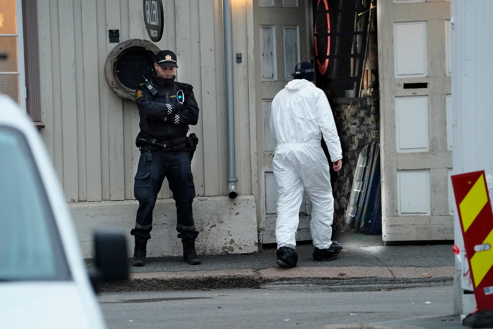 En polistekniker är på väg in i en byggnad i Kongsberg.