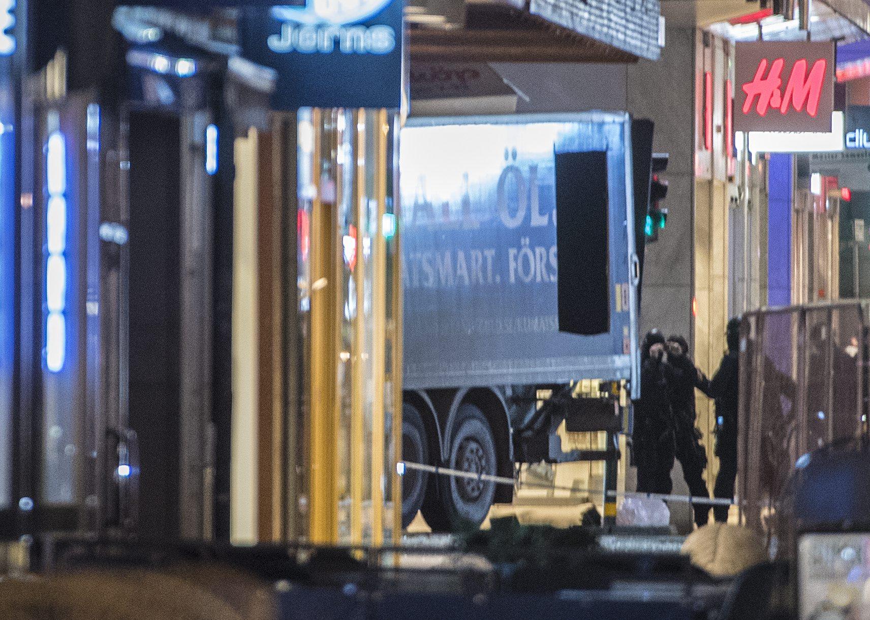 Lastbilen vid Åhléns efter terrordådet på Drottninggatan.