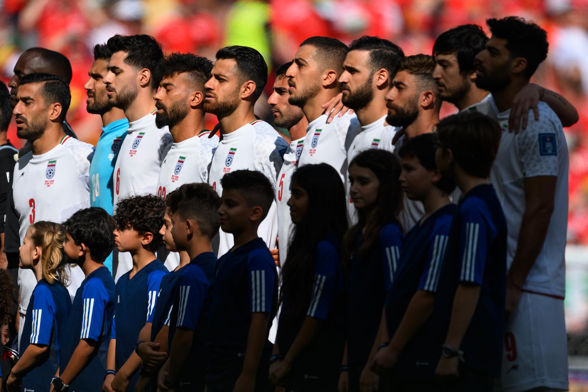Det iranska landslaget vägrade sjunga sitt lands nationalsång i VM-premiären. 