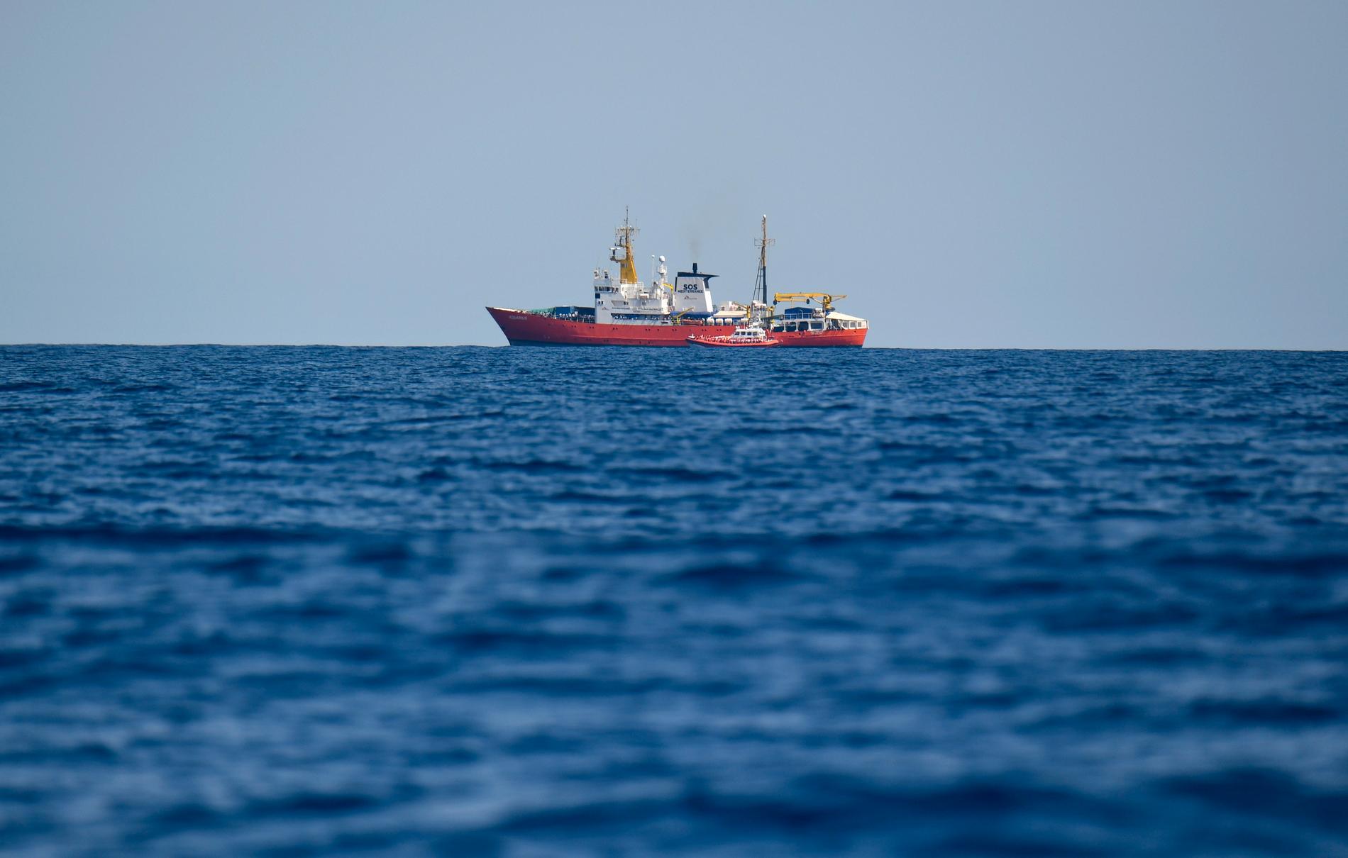 450 migranter sitter fast på båtar i Medelhavet. 