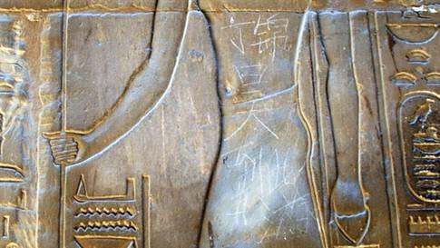 En kinesisk pojke på semester i Luxor i Egypten orsakade ramaskri genom sin tagg "Ding Jinhao was here" på en 3500 år gammal staty.