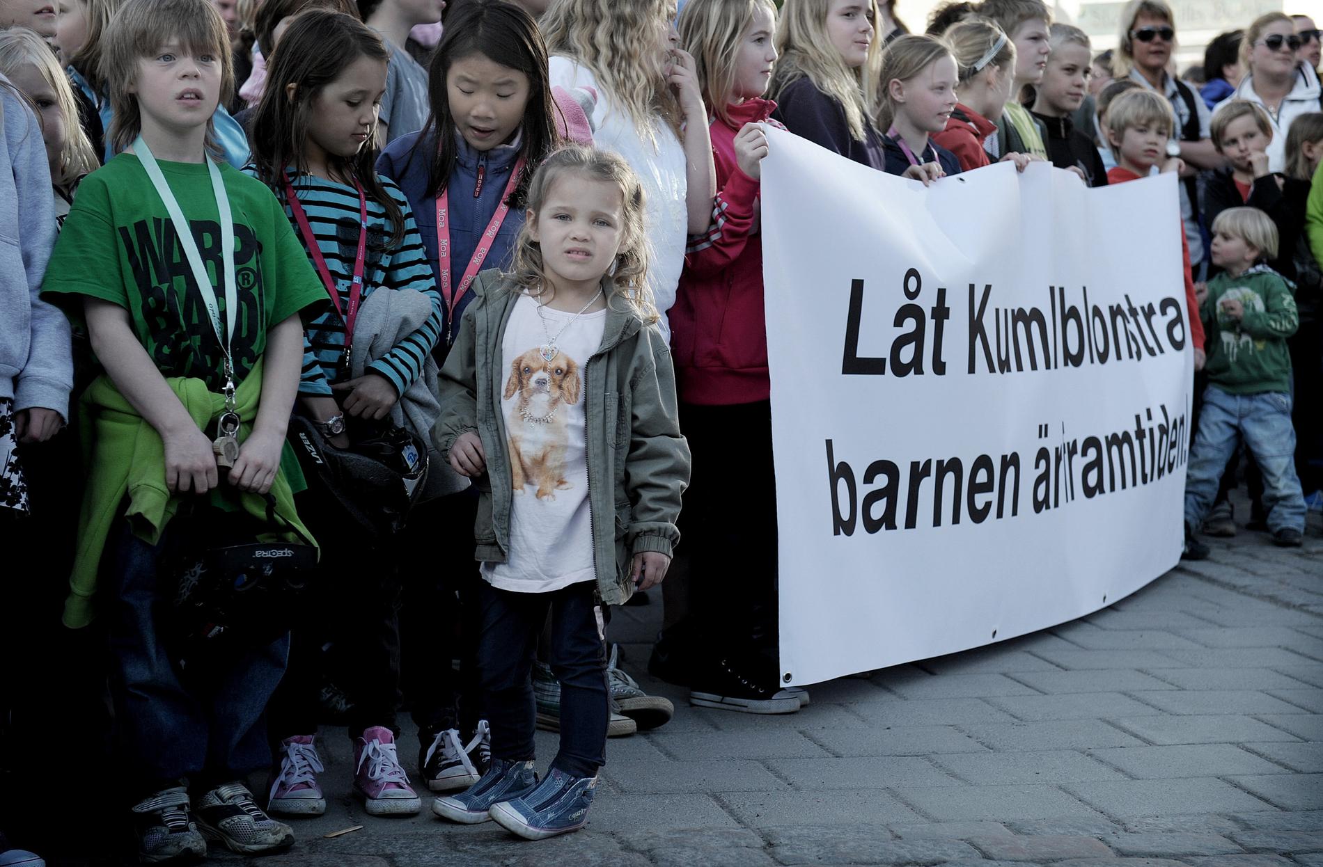Hundratals föräldrar och barn demonstrerade mot nedskärningarna i Kumla i går kväll.