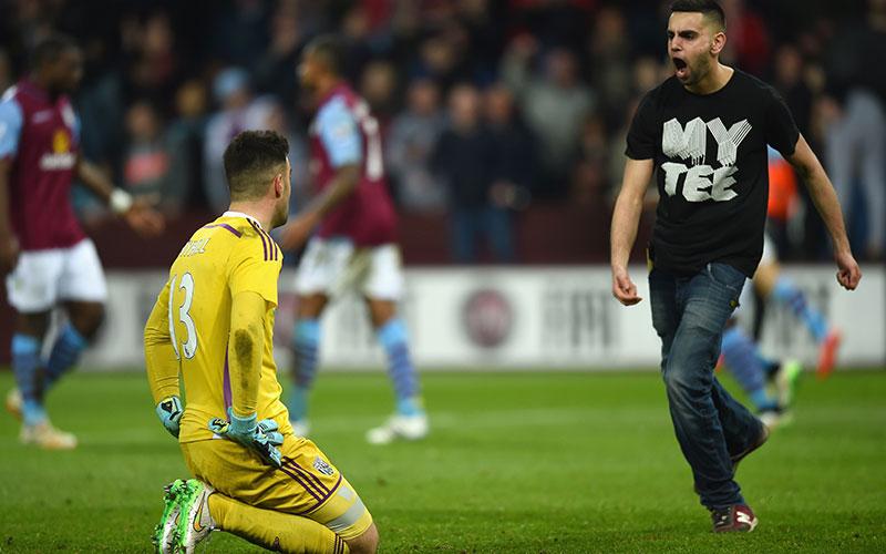 Redan i samband med Aston Villas 2-0-mål stormade ett par supportrar planen.