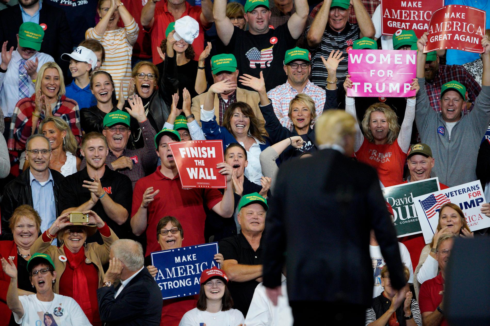 Anhängare till USA:s republikanske president Donald Trump visar sitt gillande vid ett politiskt massmöte i Council Bluffs i Iowa.