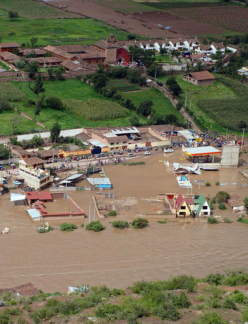 Floden Urubamba i sydöstra Peru är översvämmad efter de kraftiga regnen.
