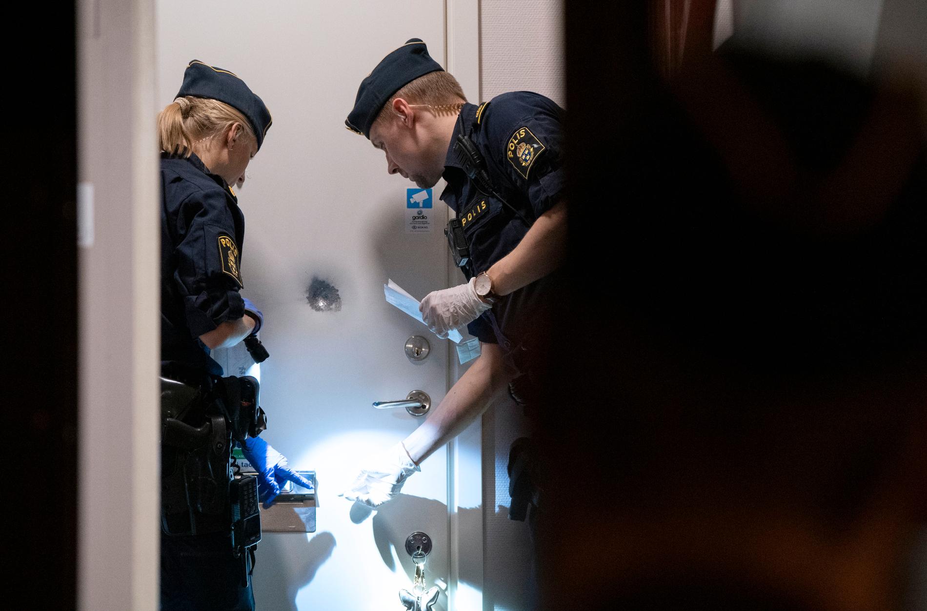 Polisen genomför en teknisk undersökning efter att skott avlossats mot en dörr på Nobelvägen i Malmö. En man har gripits misstänkt för skottlossningen.