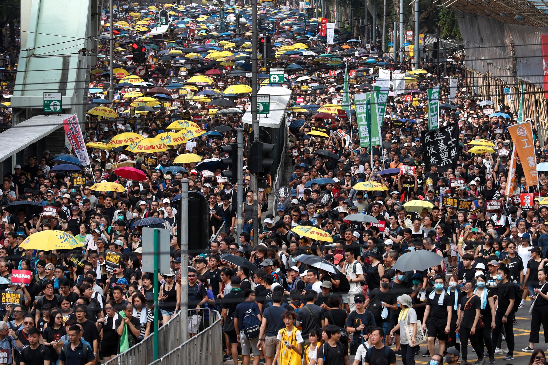 Centrala Hongkong spärrades av på söndagen då nya protester tog fart.