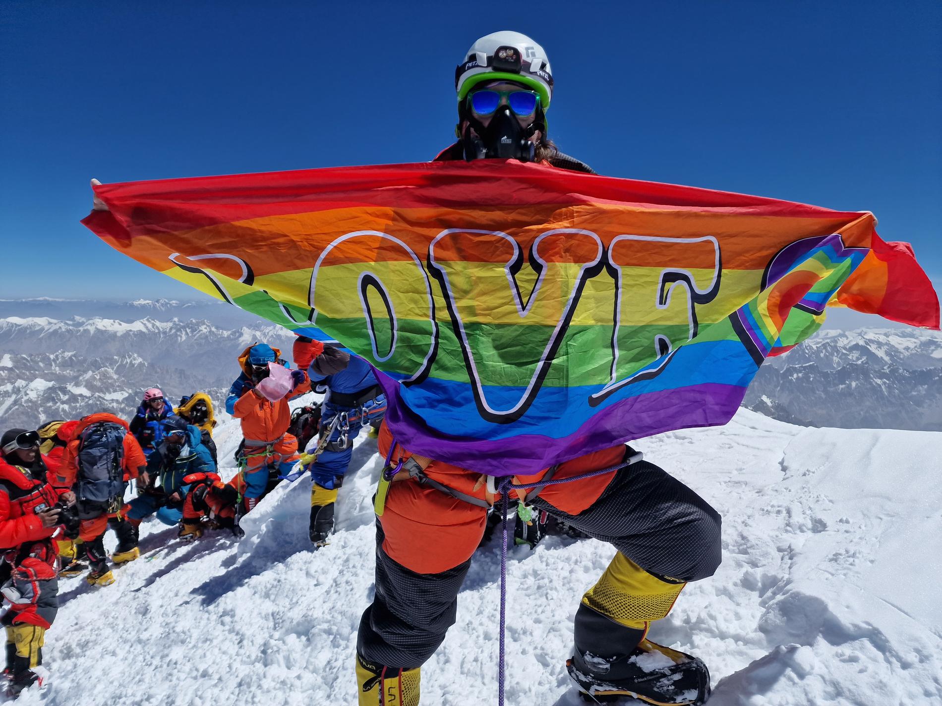 Emma Isgren hade packat med sig Pride-flaggan till K2.