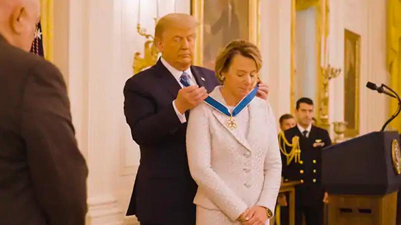 Sörenstam får medaljen av Donald Trump. 