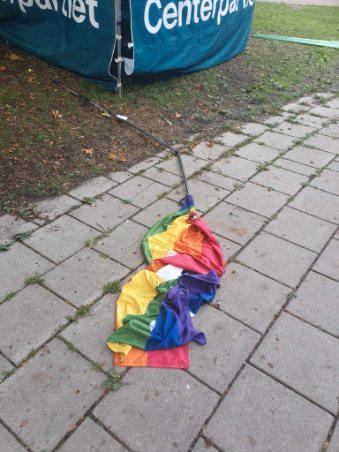 En av flaggorna som blev nedsliten och nerkissad. 